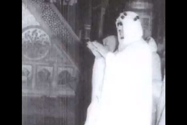 فيديو نادر للملك سود يؤم المصلين في المسجد النبوي