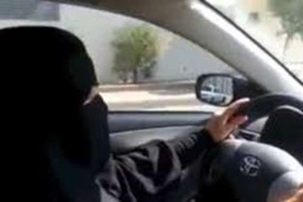 حادث مروع بالسعودية.. تدهس طفلتها وتصيب زوجها