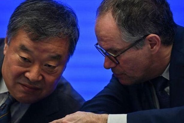 رئيس بعثة منظمة الصحة مع رئيس الفريق الصيني 
