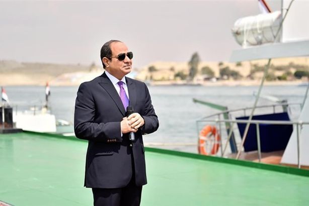 الرئيس-عبد-الفتاح-السيسي-يزور-هيئة-قناة-السويس-5