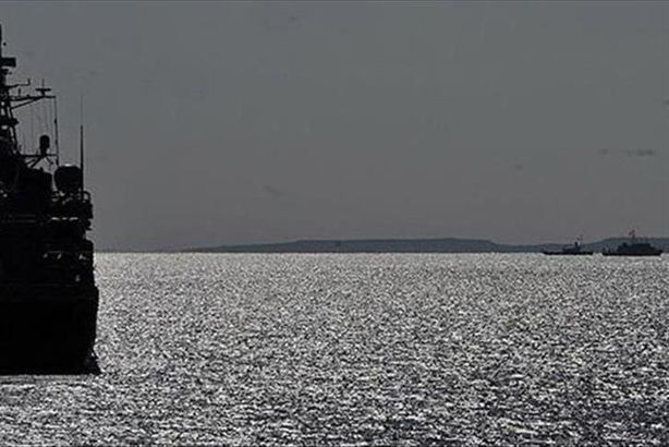 مدمرة أمريكية تحذر قوارب إيرانية بمضيق هرمز