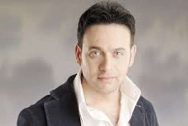 الفنان مصطفى قمر