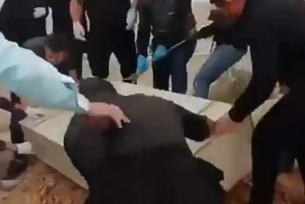 دفن ضحية بكورونا على أنغام الموسيقى بإيران