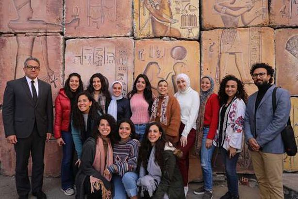 وزير السياحة و الآثار وطلاب جامعة حلوان