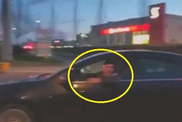 بعد وصلة سباب.. أسرع عقاب لسائق سيارة