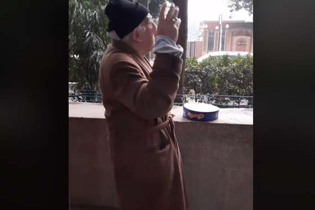 فنان شهير في موقف مؤثر تحت الأمطار