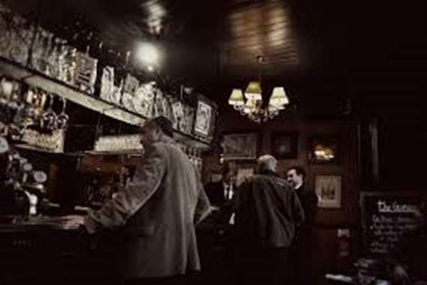 والد زعيم شهير  يكسر الحجي الصحي لأجل الذهاب للحانة