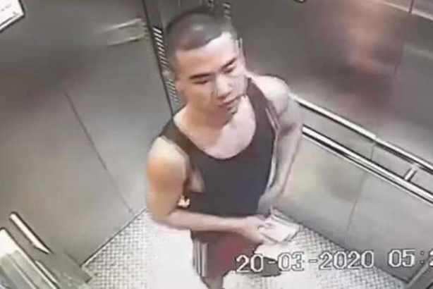 شاب يقوم بسلوك مقزز