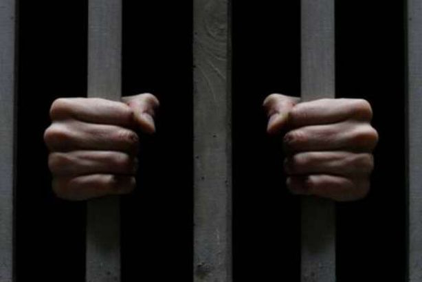 فتاة مسجونة