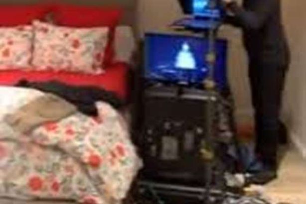 بث مباشر من غرفة مذيعة شهيرة