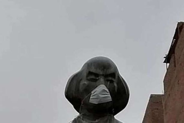 كمامة على تمثال بأسيوط.. والأهالي: يا ريت الناس تقتنع