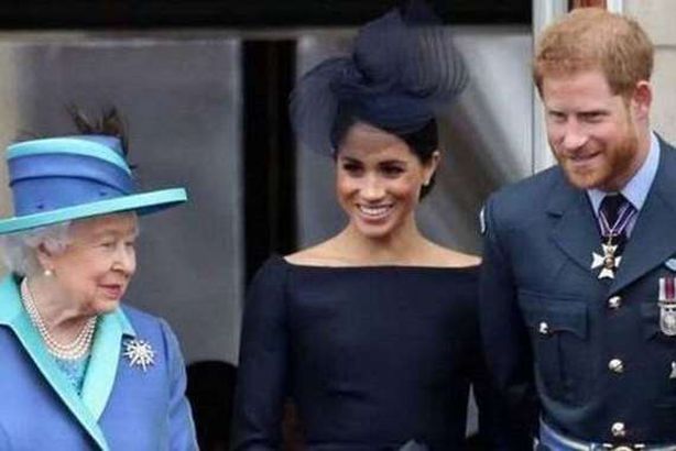 الملكة إليزابيث و الأمير هاري وماركل