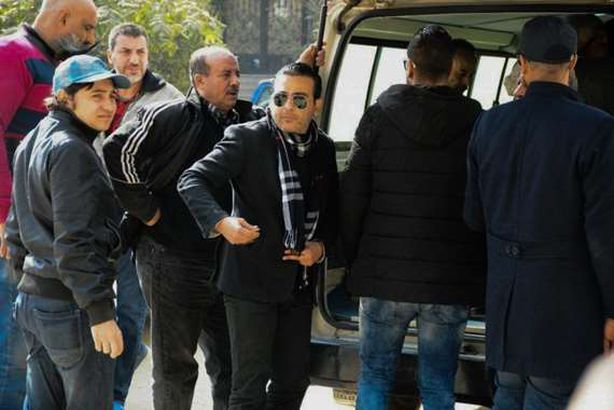 أحمد عزمي في جنازة والده