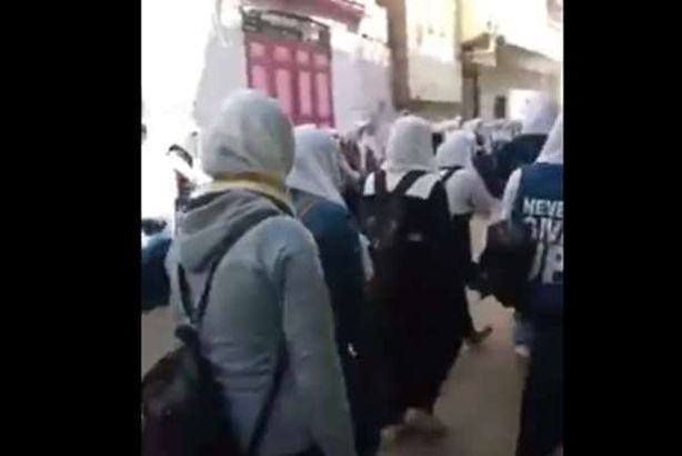 اصطفاف طلاب في جنازة معلمتهم