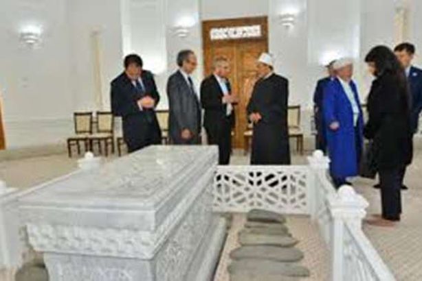 شيخ الأزهر يزور قبر «الإمام البخاري» بسمرقند