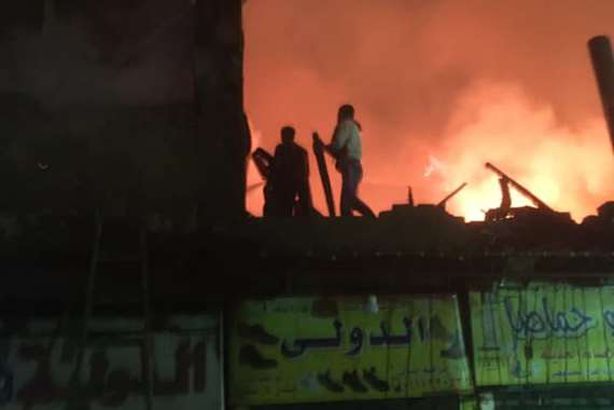 حريق هائل يلتهم مسجدًا أثريًا وعشرات المنازل بالدرب الأحمر