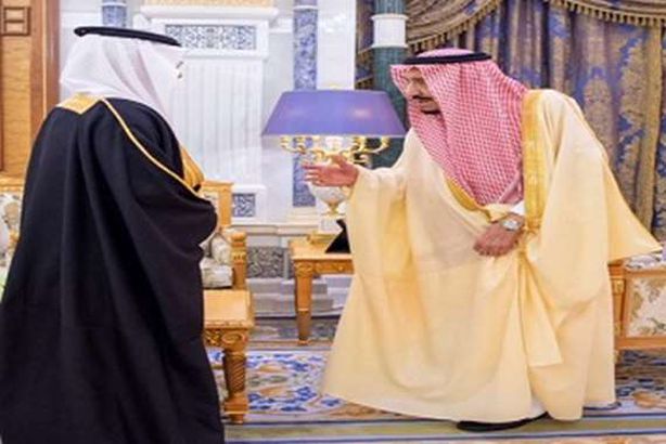 بعد الشائعات.. ظهور الملك سلمان.. وأمير سعودي: مسائكم حزم