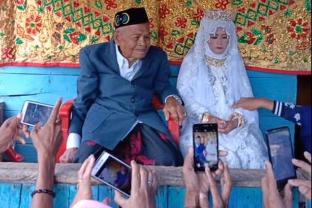 الزواج في زمن كورونا.. يبلغ 103 سنة ويتزوج من فتاة 27 عاما