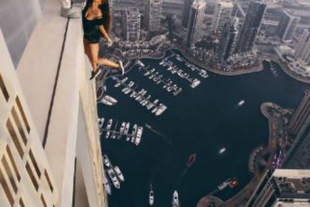 شرطة دبي تستدعى الروسية صاحبة "سيلفى" ناطحة السحاب