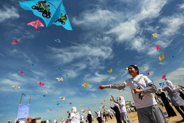 أطفال غزة يطلقون طائرات ورقية إحياءً لذكرى "تسونامي اليابان"