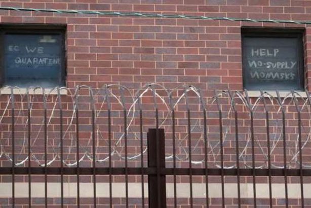 إصابة 450 سجين بفيروس "كورونا" 

