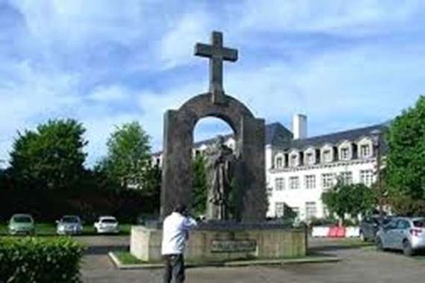 نجا بأعجوبة مع تمثال لبابا الفاتيكان.. حادث يفوق الخيال