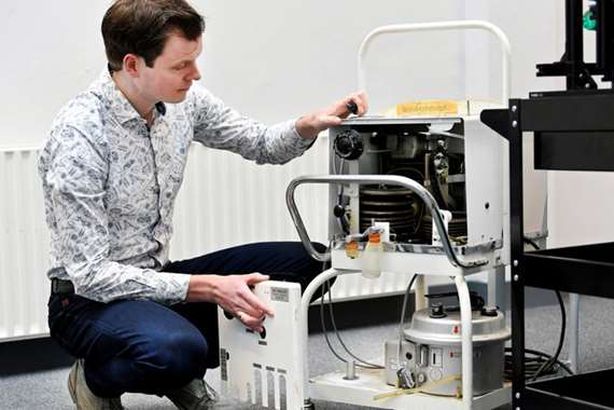 إخراج جهاز تنفس من المتحف الهولندي لمصابي كورونا