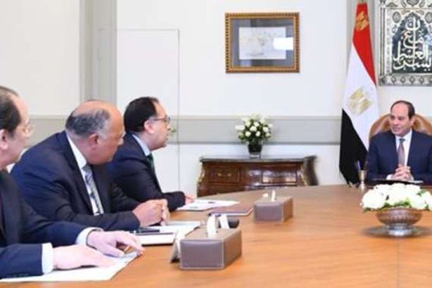 الرئيس يجتمع بعدد من أعضاء الحكومة