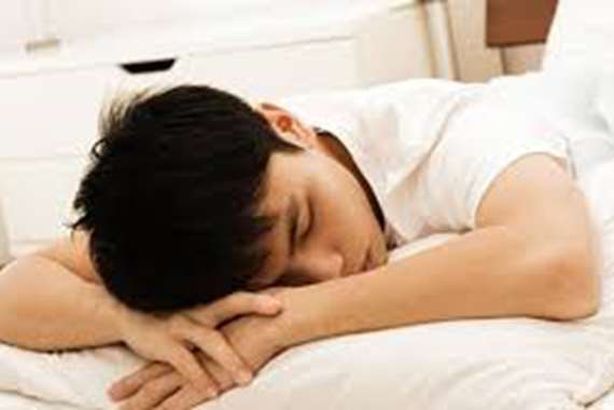 الأطباء يكشفون سبب تنويم مرضى كورونا على بطونهم