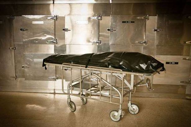 سيدة تعود إلى الحياة قبل دفنها