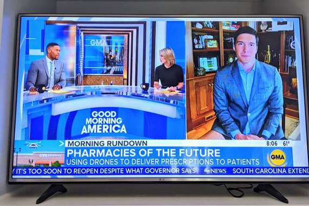 مراسل يظهر على الهواء مباشرة بدون بنطلون