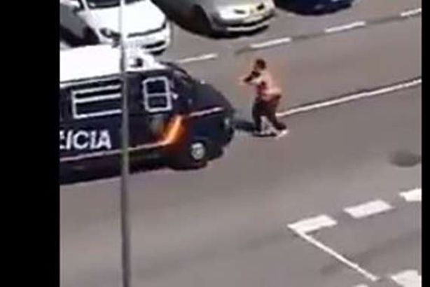 الرجل يهاجم الشرطة