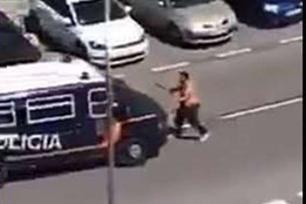 يسير عاريا ويحمل سيفين