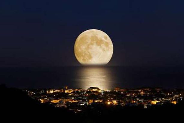 القمر العملاق