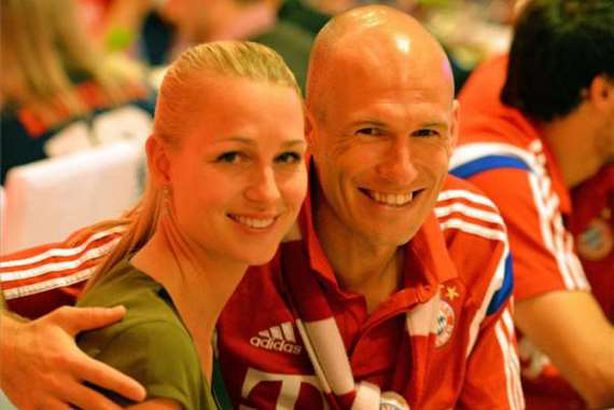 نجم بايرن ميونخ وزوجته