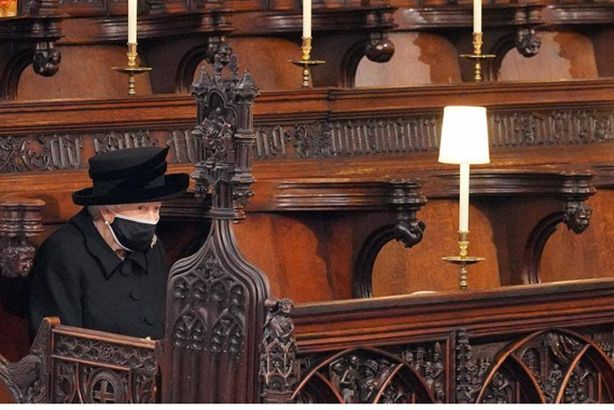 الملكة-إليزابيث-تودع-جثمان-زوجها-الأمير-هنري-وحيدة