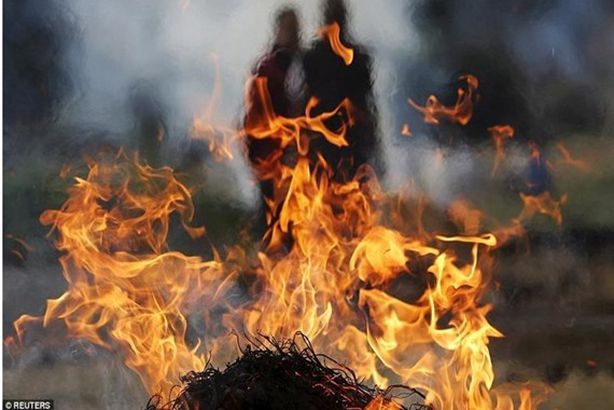 نبش قبر موظفة وحرق جثتها