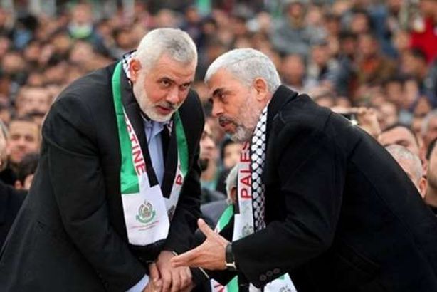 رئيس حركة حماس يحيى السنوار ورئيس المكتب السياسي إسماعيل هنية