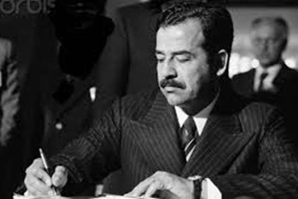 فيديو نادر لصدام حسين يشرح درسا للتلاميذ .. والمعلم مصري