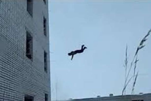 إلقاء وافد من الطابق الرابع بدولة خليجية.. ما الأمر