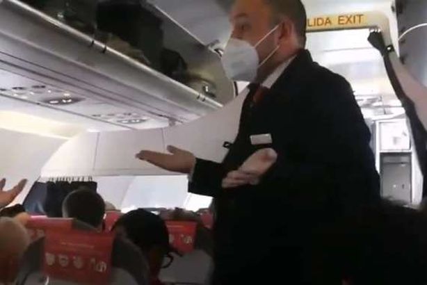 فوضى على متن طائرة بسبب كورونا