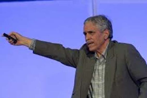 تحبس الأنفاس.. حادث مفاجيء لوزير عربي بمؤتمر صحفي