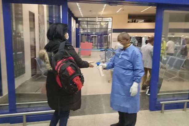 مطار مرسى علم يستقبل  87 مصريا من العالقين من لندن