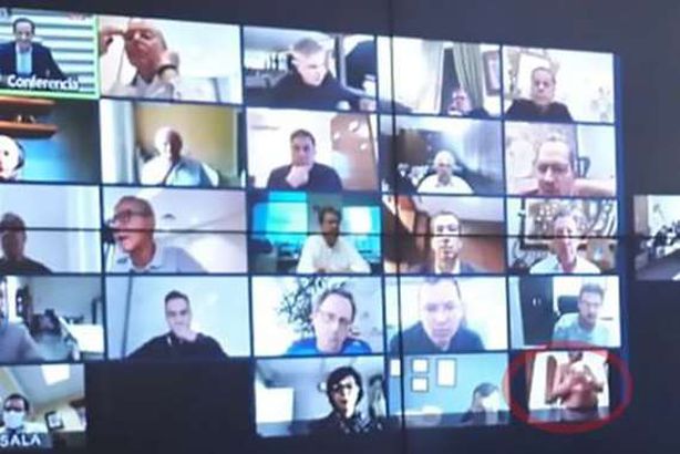 رجل اعمال عاريا مع رئيس البرازيل