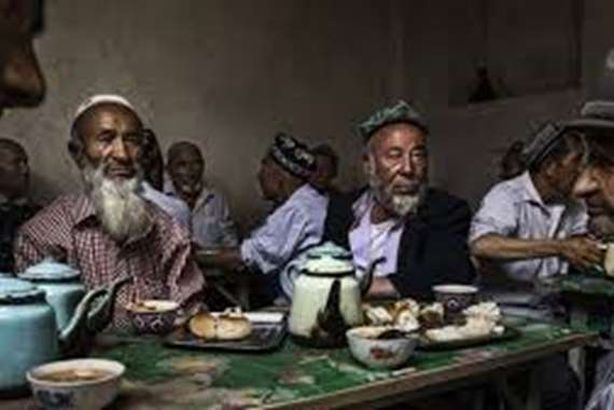 تركت كورونا.. الصين تجبر المسلمين على لحم الخنزير في رمضان