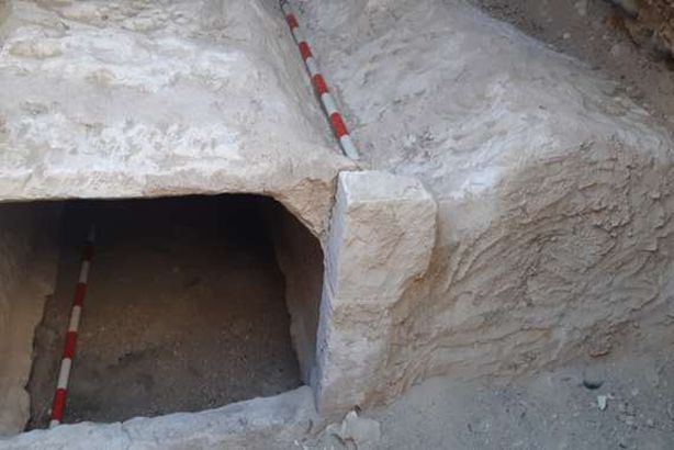 مقبرة أثرية نادرة  في " البهنسا"

