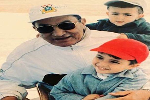 صورة نادرة لحفيد مبارك.. وشقيقه ينعيه بعبارة مؤثرة