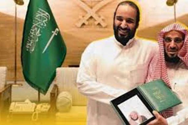 في ليلة القدر .. عائض القرني يجدد البيعة لـ "بن سلمان"