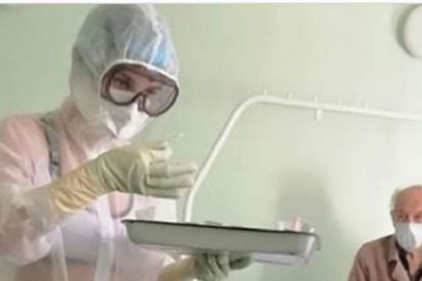 بملابسها الداخلية.. تعالج مرضى كورونا في قسم الرجال