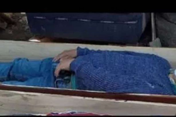 عمدة يتظاهر بالموت لتفادي القبض عليه بعد خرق حظر كورونا 
